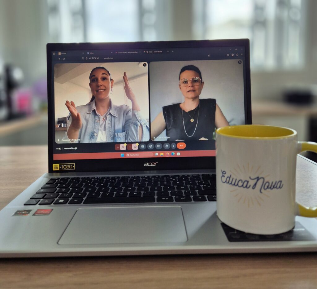 Deux formatrices en visio-conférence qui parlent et conseillent un client